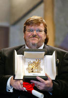 Michael M;oore mit der Goldenen Palme von Cannes